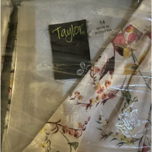 Taylor floral boarder midi dress - Picture 7 of 8